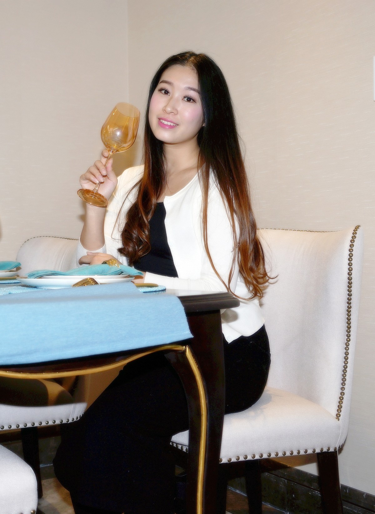 室内环境人像样板间的售楼小生和美女