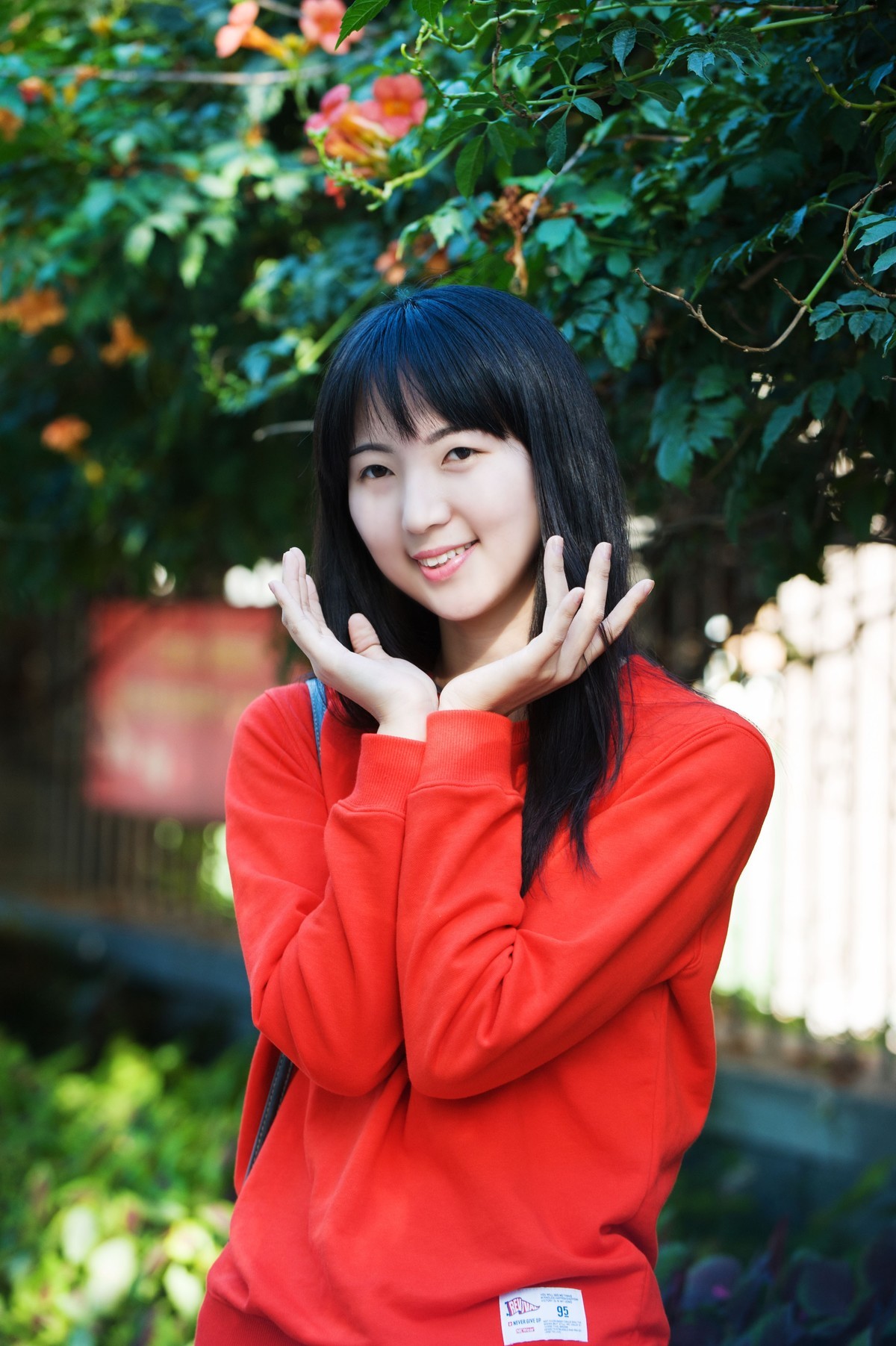 红衣少女的微笑