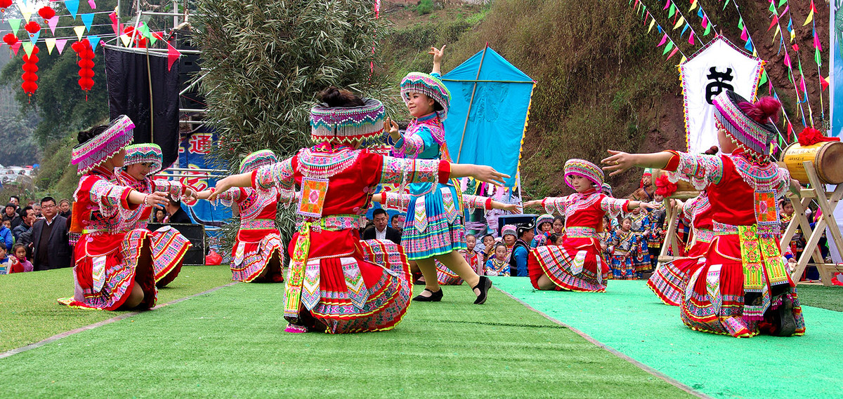泸州苗乡“踩山节”