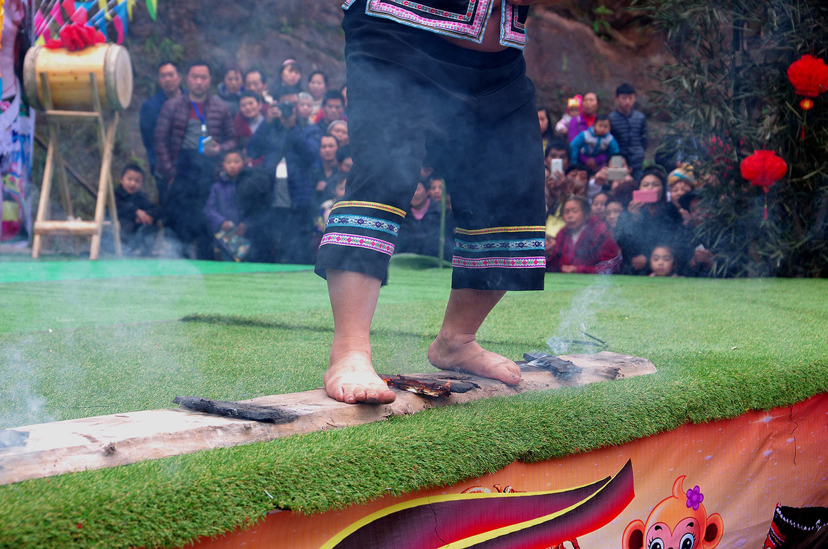 泸州苗乡“踩山节”