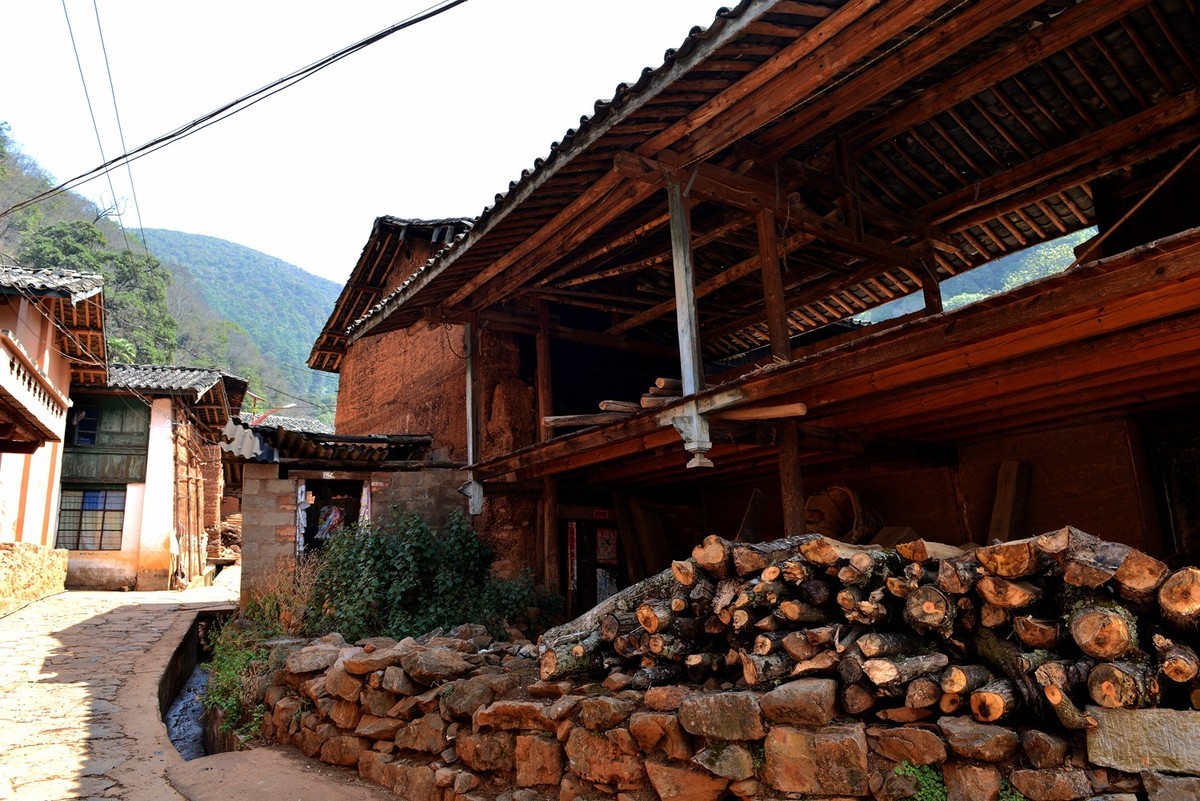 七彩云南行一字格村见证茶马古道痕迹