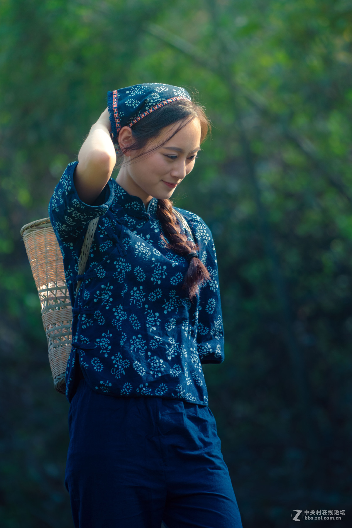 新竹揹簍採茶女俏影麗容賽繁花