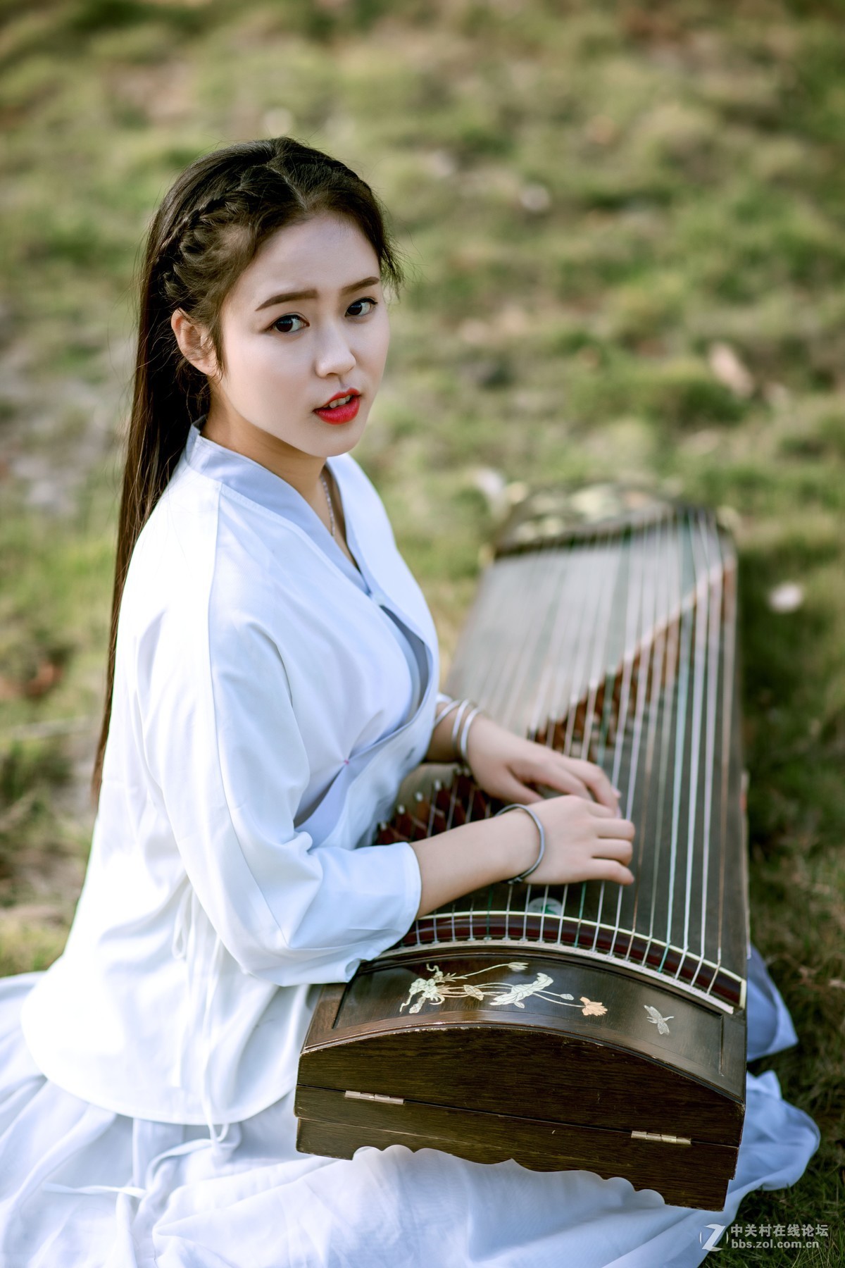 如影人像弹古筝的女孩