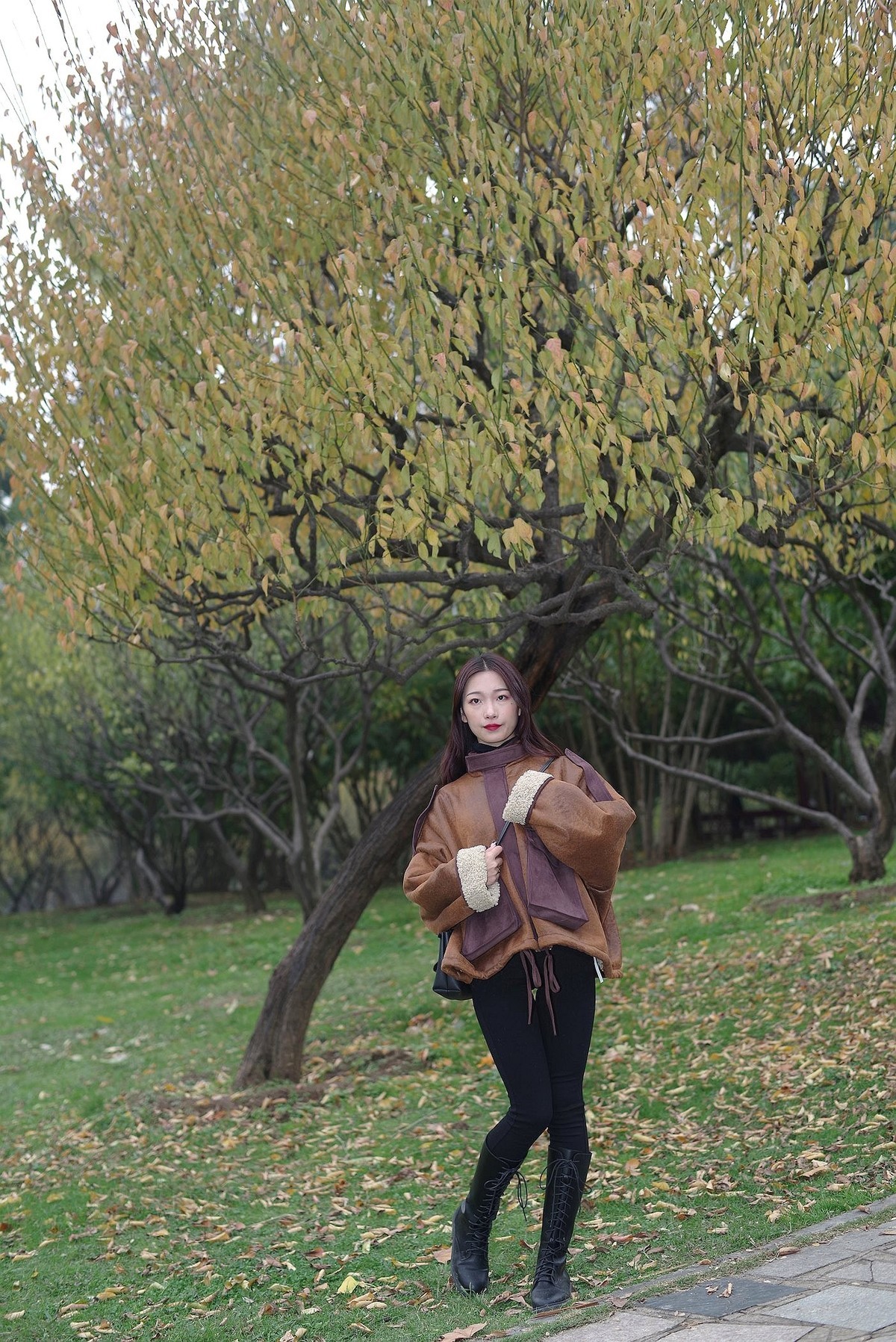 环境人像外拍公园里的鑫婕女孩