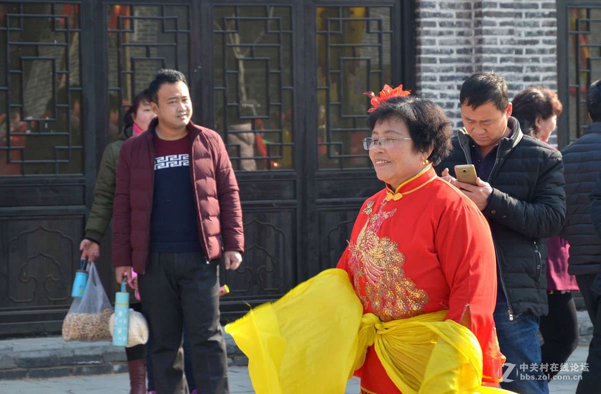 民俗表演扭秧歌     1