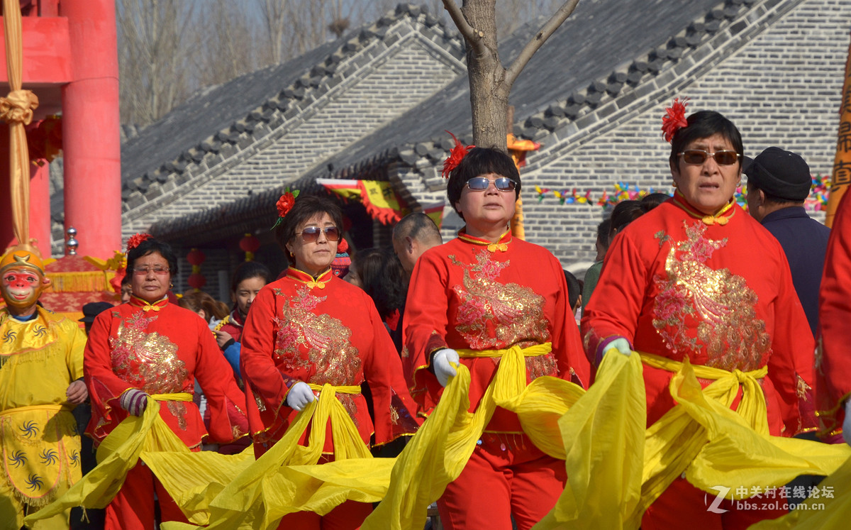 民俗表演扭秧歌     1