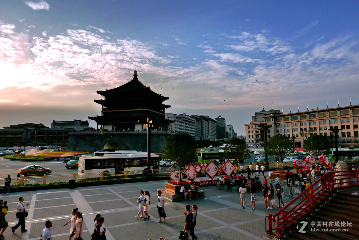 雨后初晴的西安东大街钟楼街景其实也很美的