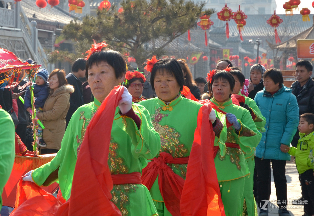 民俗表演扭秧歌     1