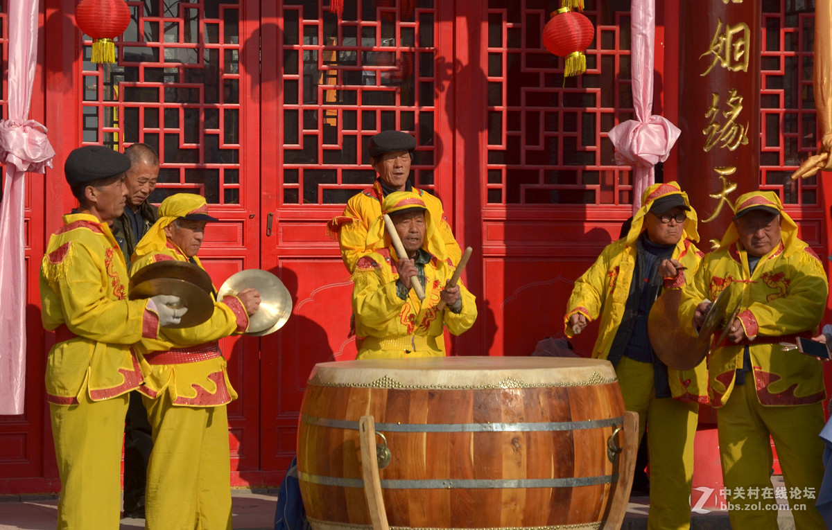 民俗表演扭秧歌     1