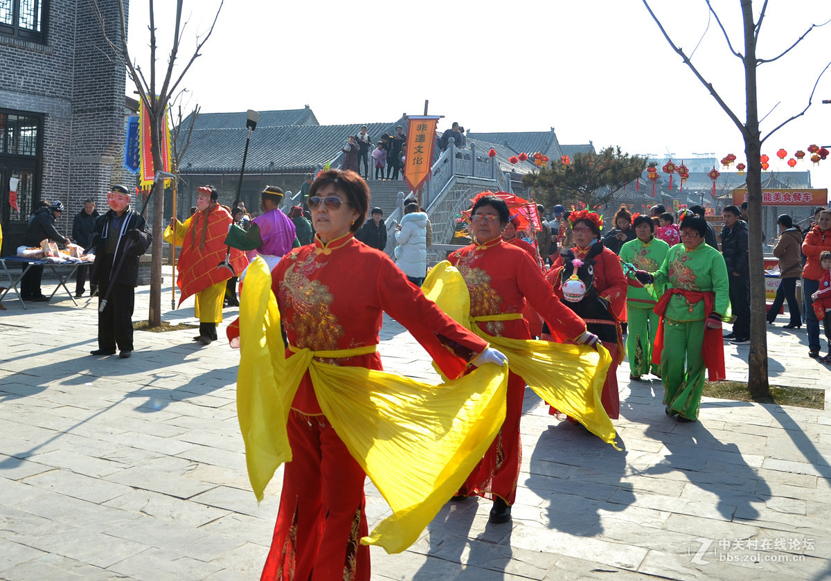 民俗表演扭秧歌     1