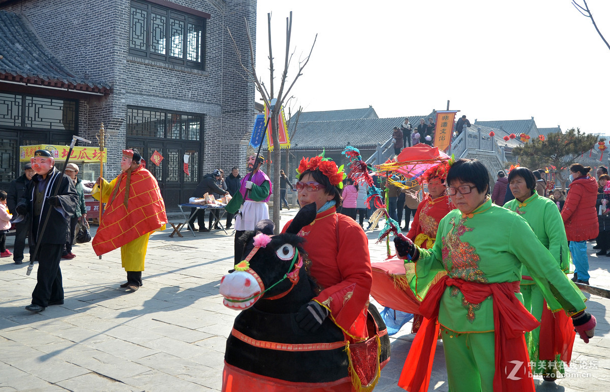 民俗表演扭秧歌     1