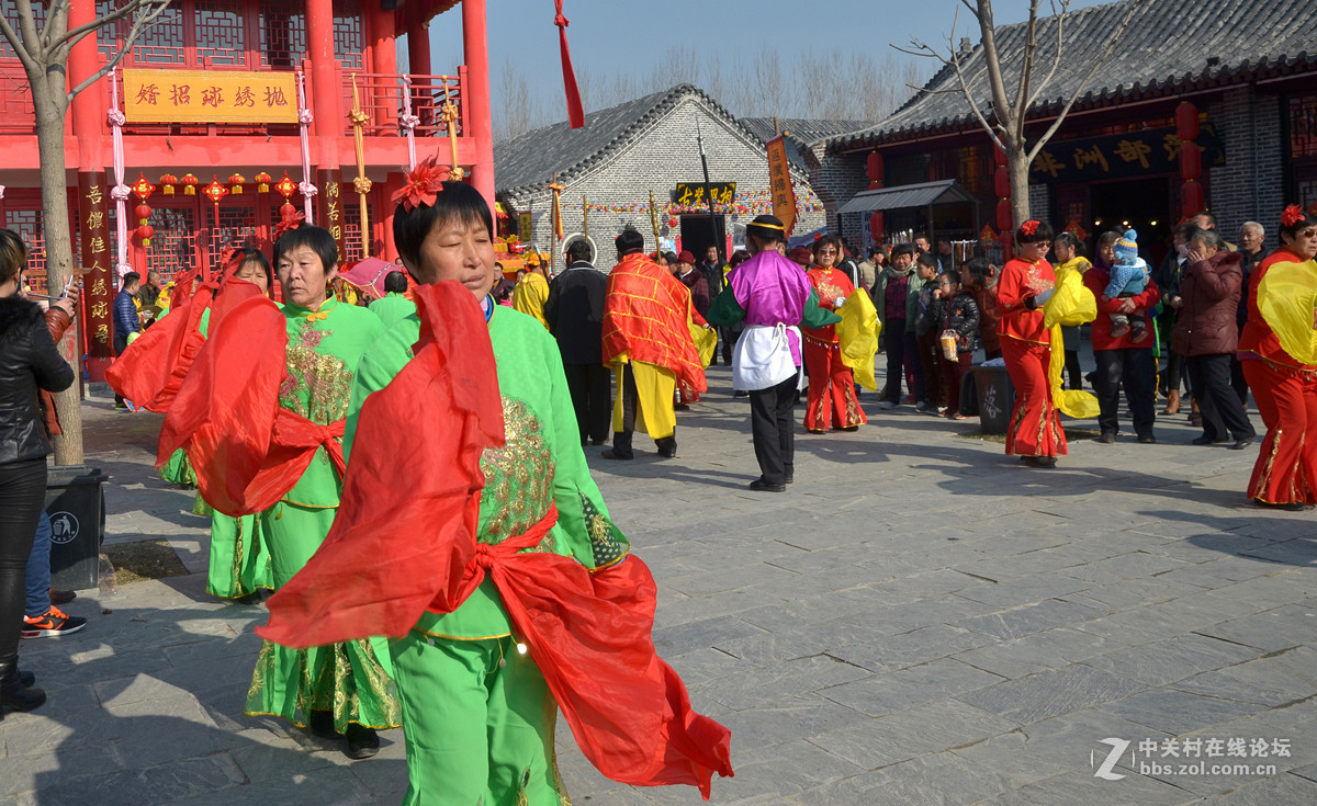 民俗表演扭秧歌     1