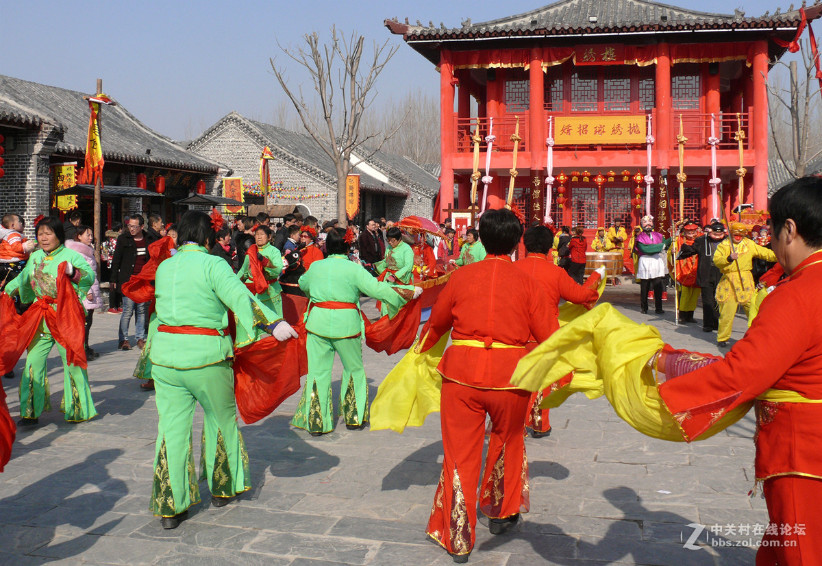 民俗表演扭秧歌     1