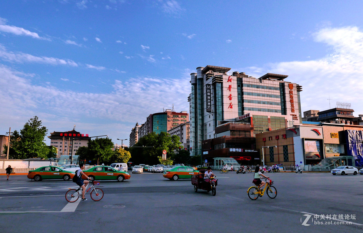 雨后初晴的西安东大街钟楼街景其实也很美的