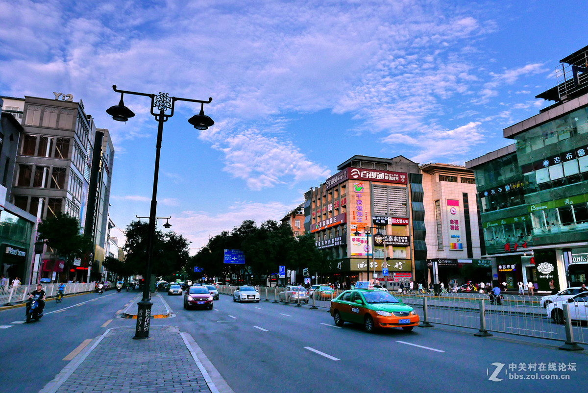 雨后初晴的西安东大街钟楼街景其实也很美的