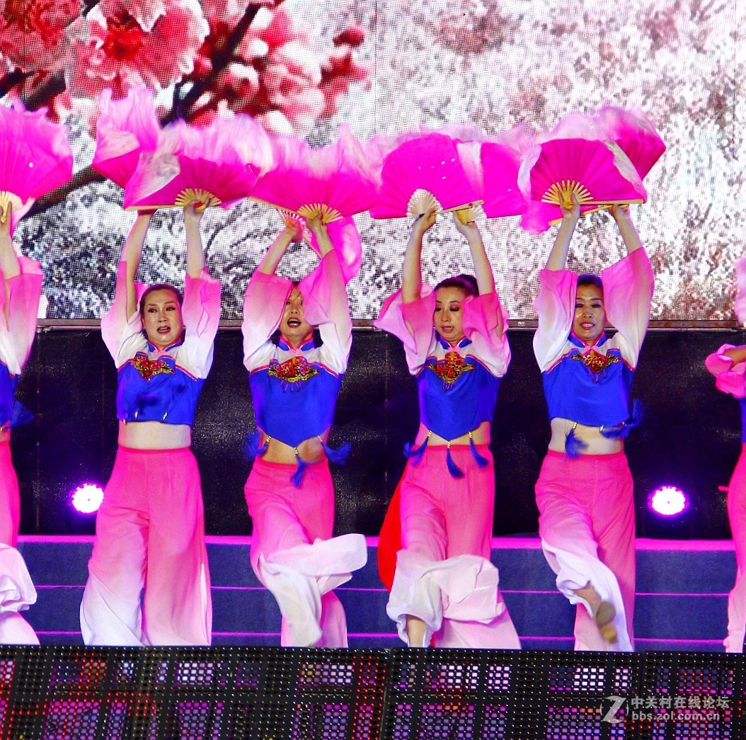 歌舞：桃花红杏花白.