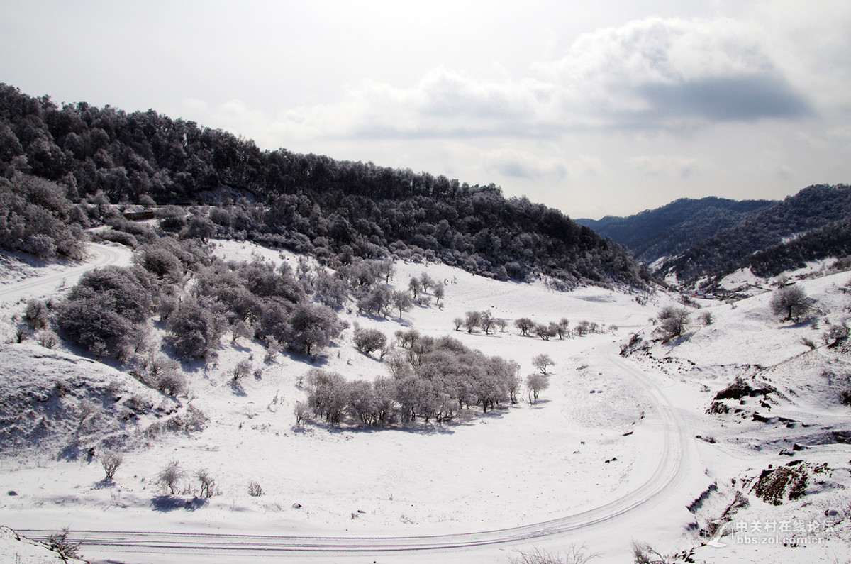 关山雪景