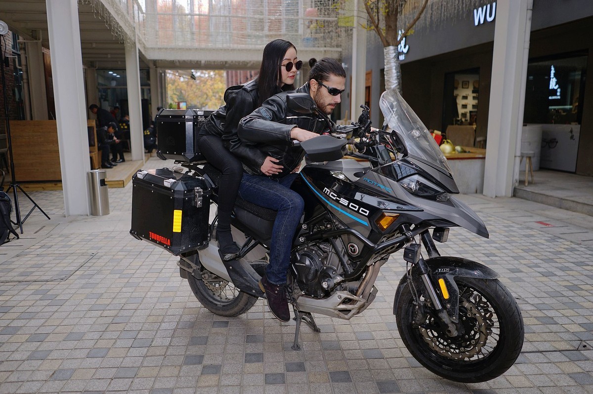 环境人像外拍---一群摩托车手！。。。。。。。