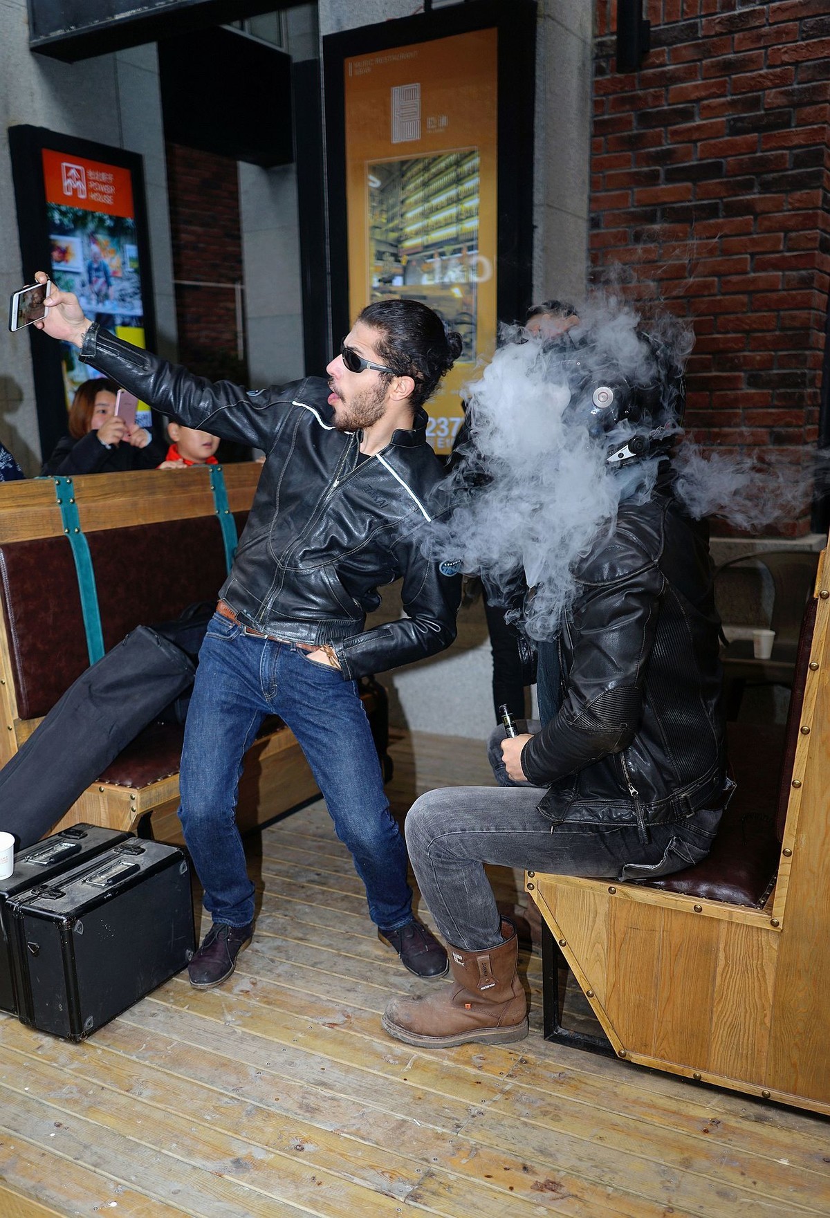 环境人像外拍---一群摩托车手！。。。。。。。