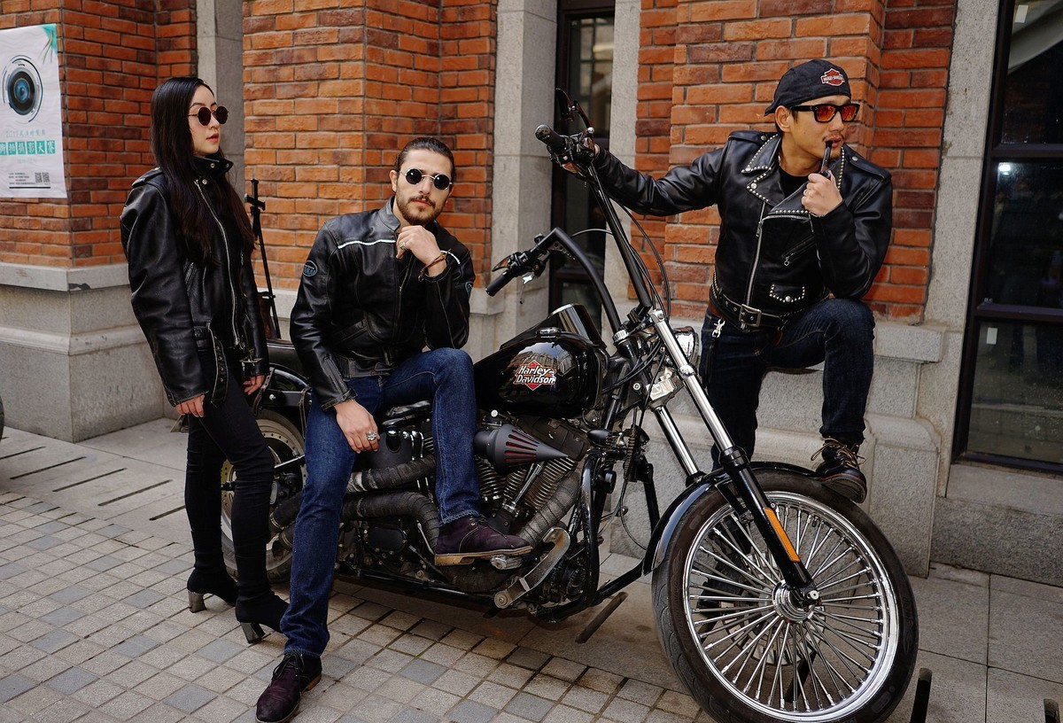 环境人像外拍---一群摩托车手！。。。。。。。