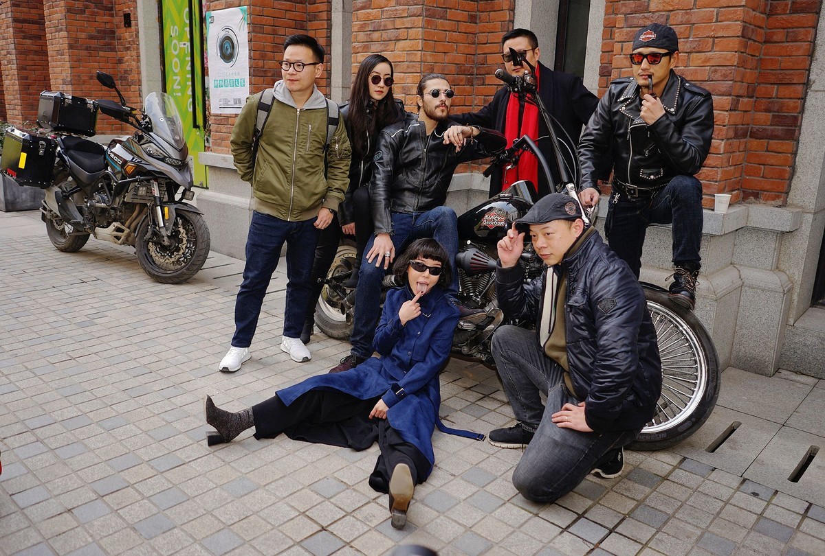 环境人像外拍---一群摩托车手！。。。。。。。