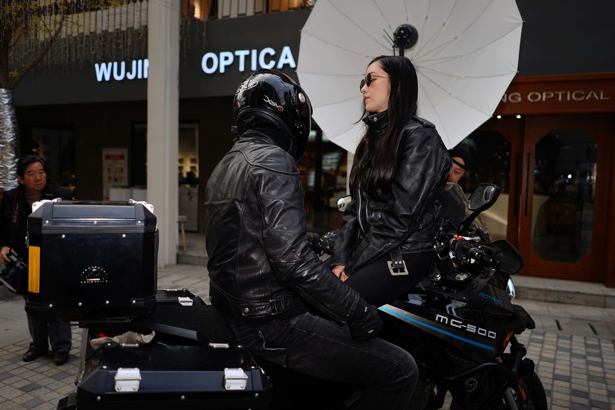 环境人像外拍---一群摩托车手！。。。。。。。