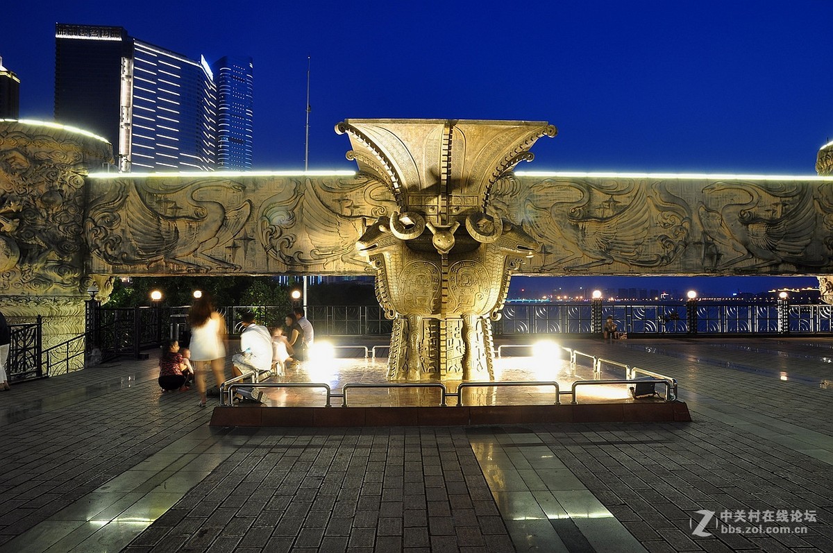 长沙四羊方尊神奇雕塑夜景