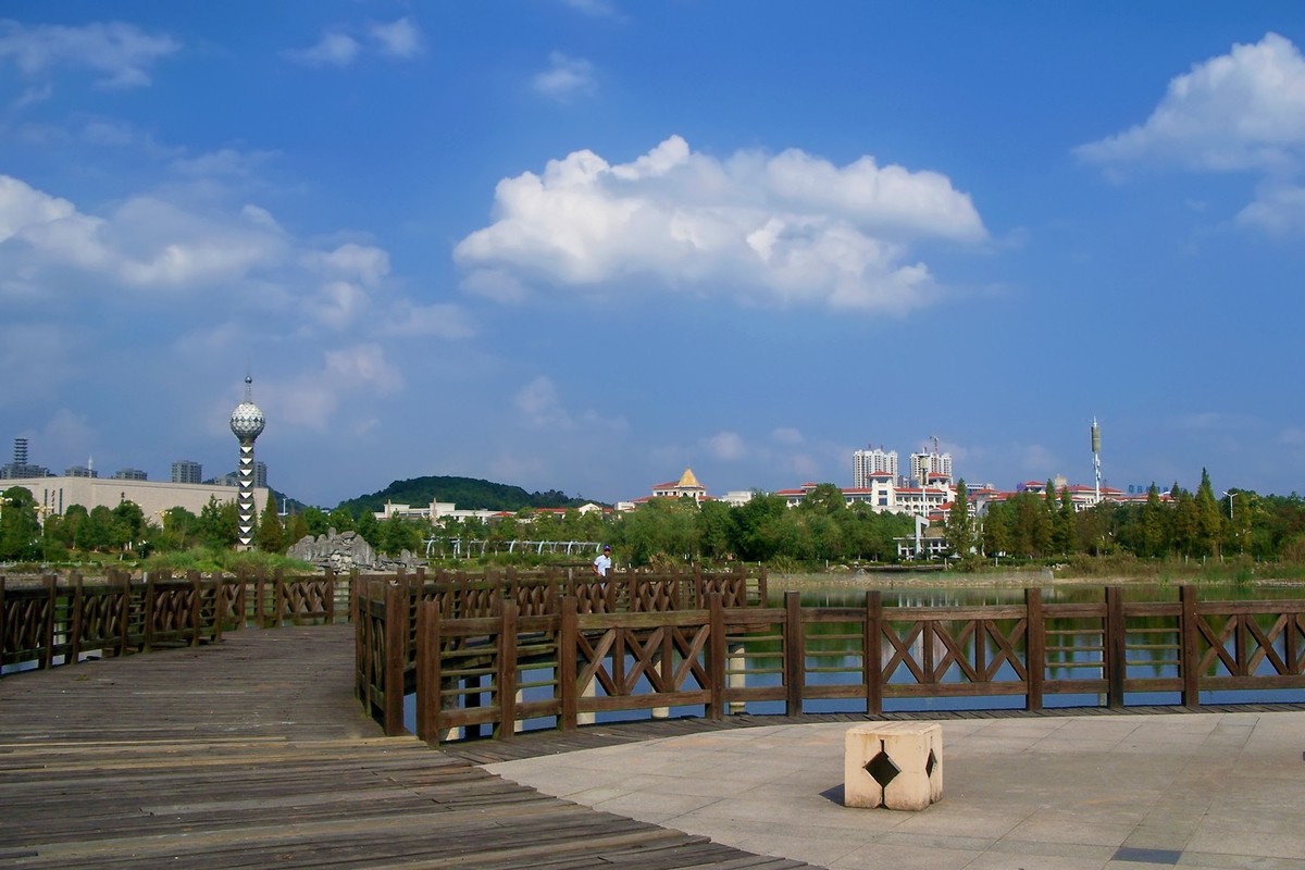 节日酸鬼围绕城区转一圈