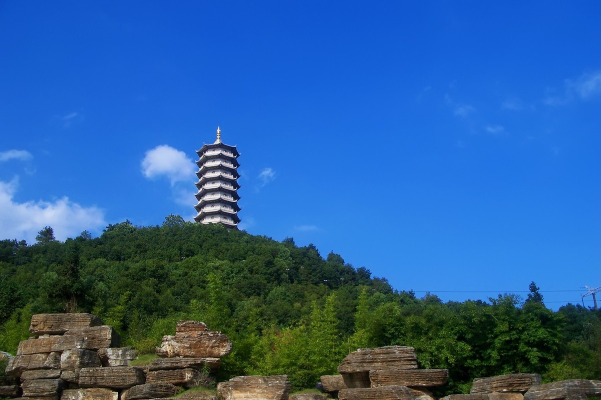 节日酸鬼围绕城区转一圈