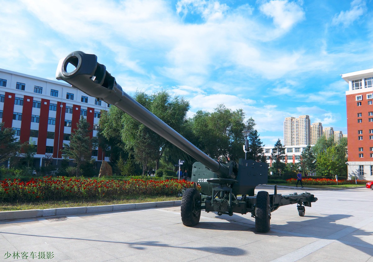 陈列在校园内的一组老兵器