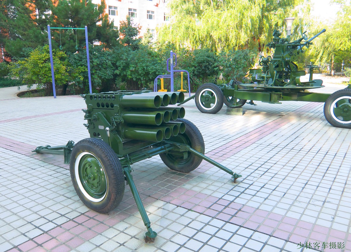 陈列在校园内的一组老兵器