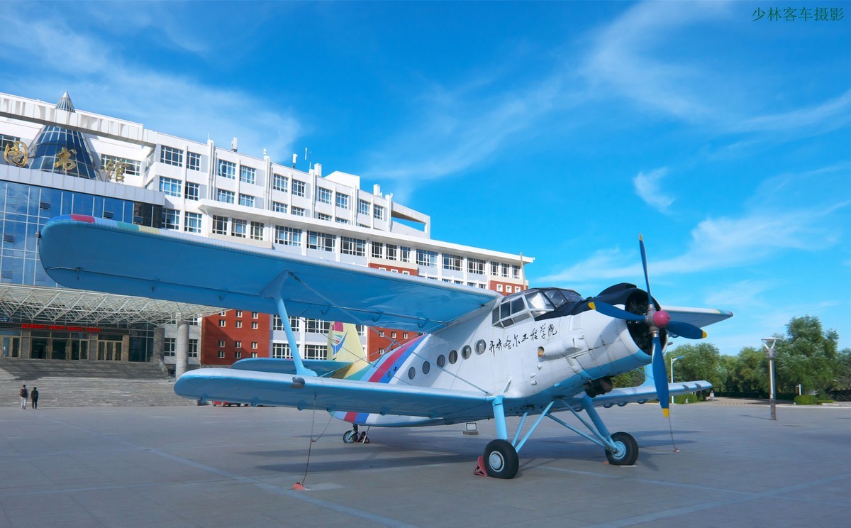 陈列在校园内的一组老兵器