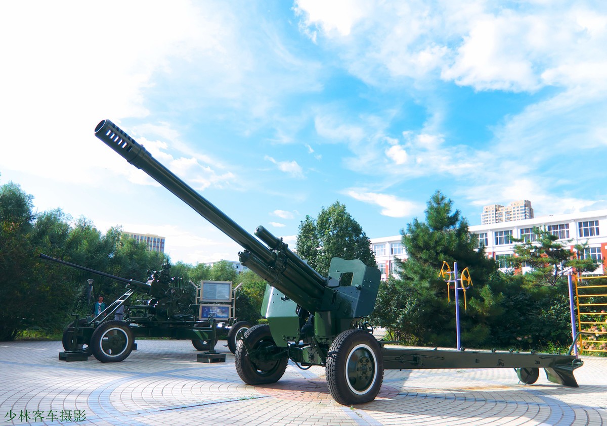 陈列在校园内的一组老兵器