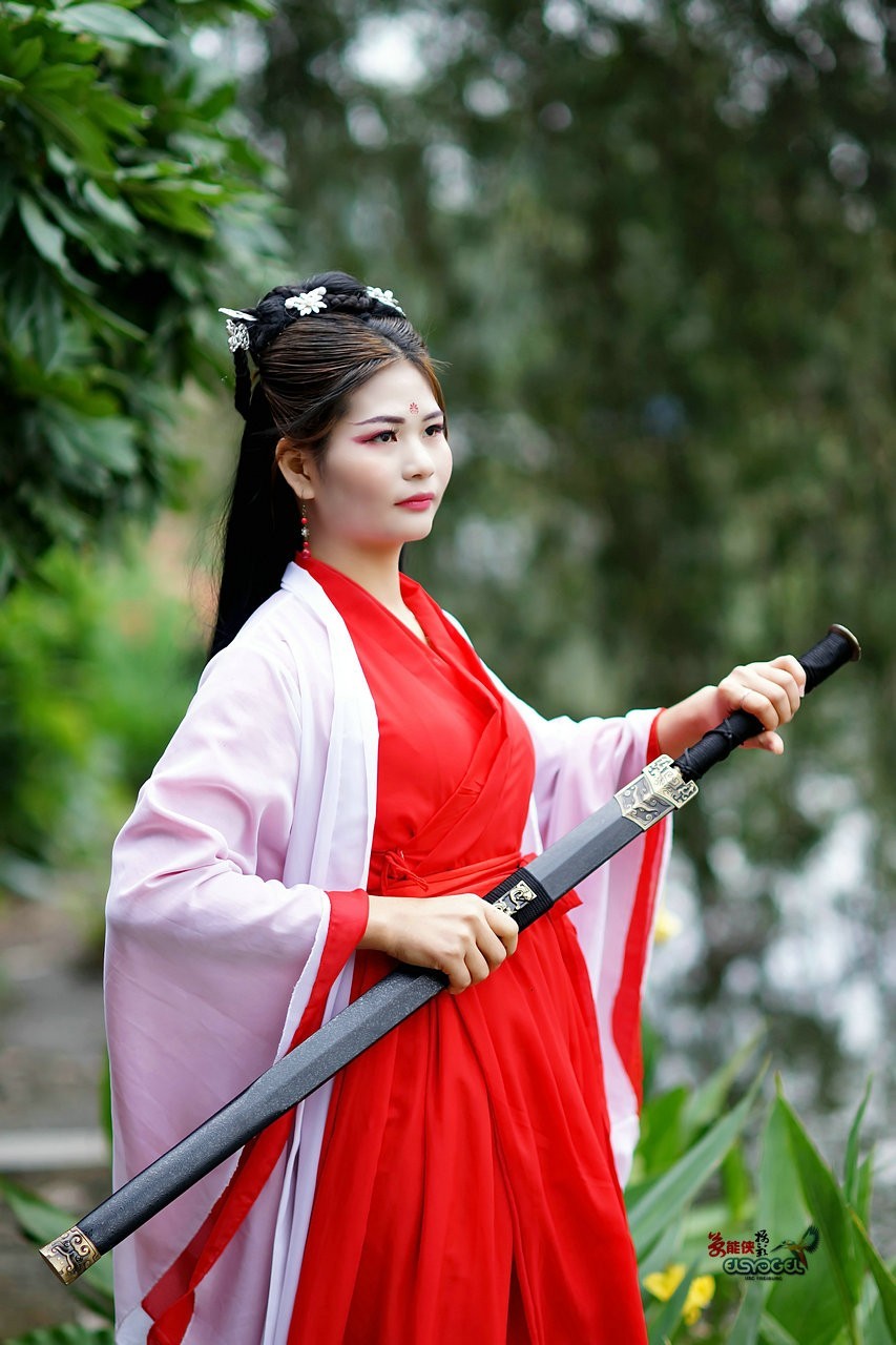 红衣侠女小玲