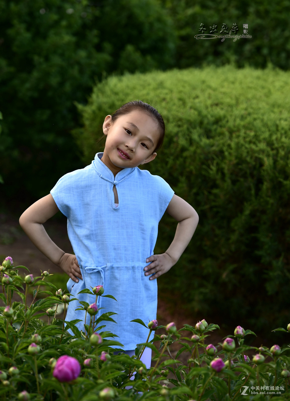 在内蒙古天山小镇偶遇小女孩
