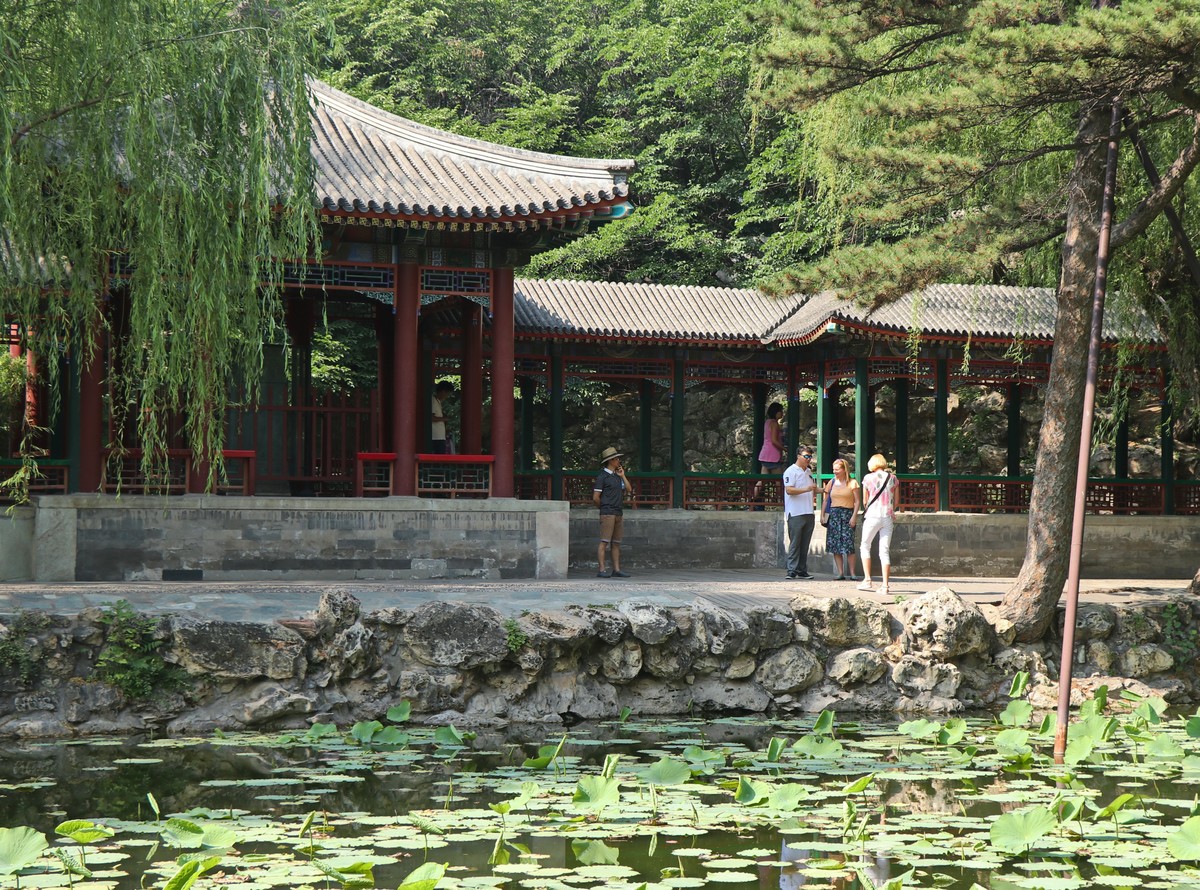 #佳能月赛-人与自然#      颐和园美景中的老外