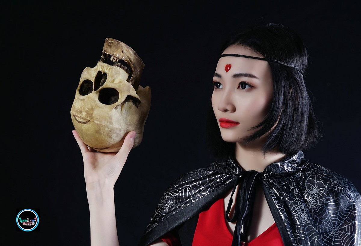 美女与骷髅头莹儒