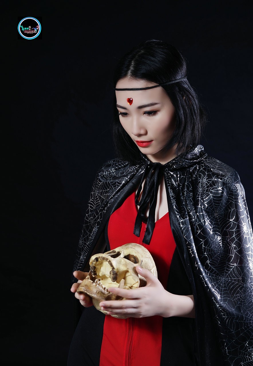 美女与骷髅头莹儒