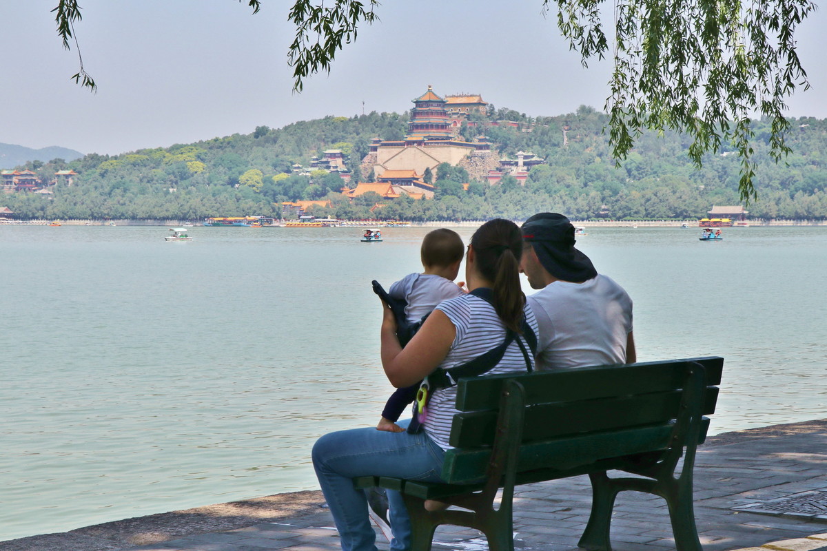 #佳能月赛-人与自然#      颐和园美景中的老外