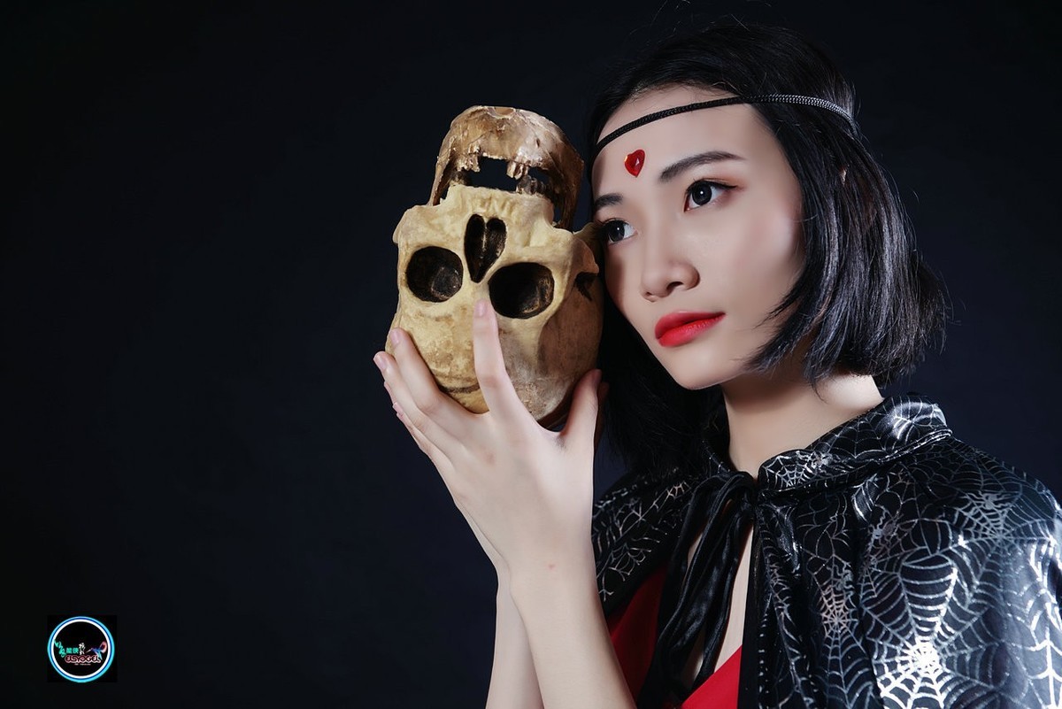 【美女与骷髅头】 ----莹儒