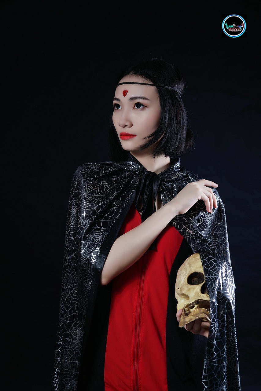 美女与骷髅头莹儒