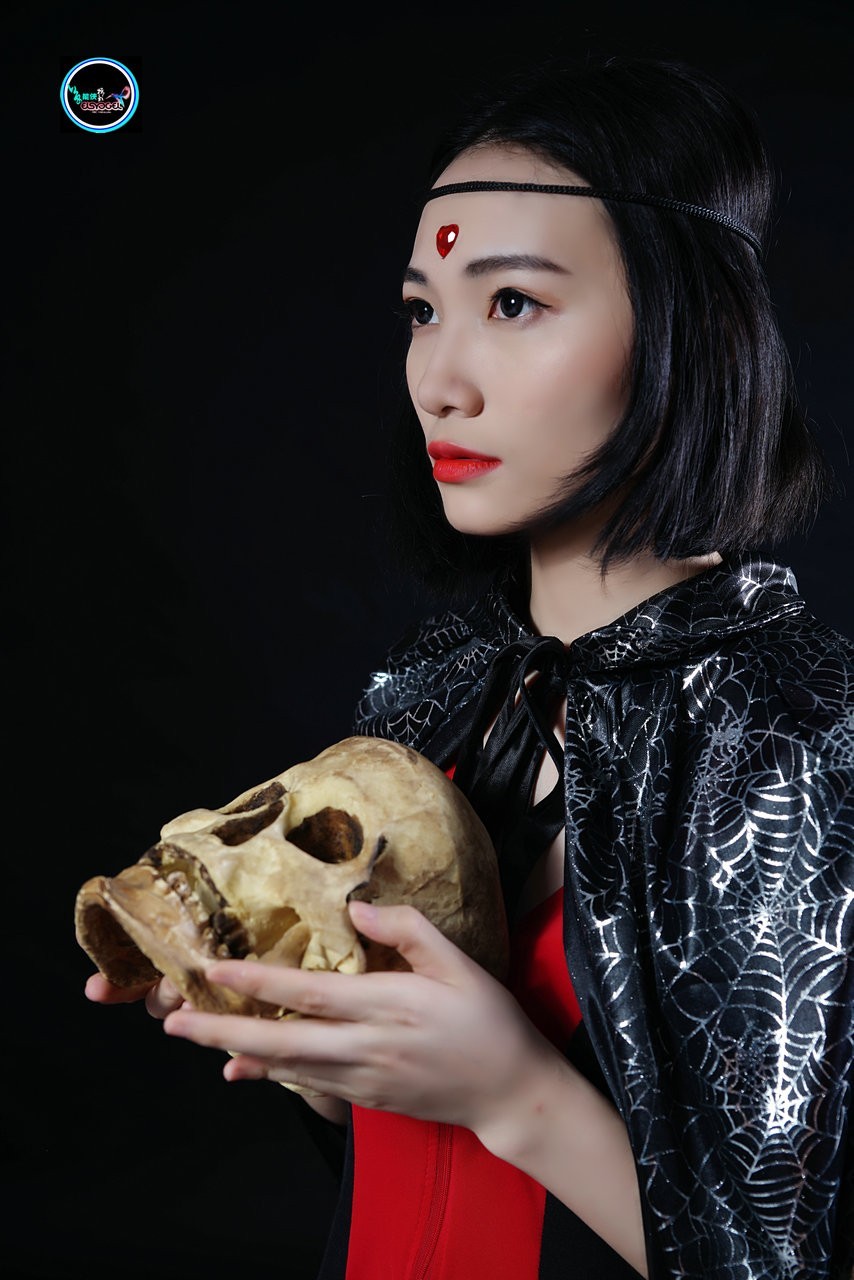 美女与骷髅头莹儒