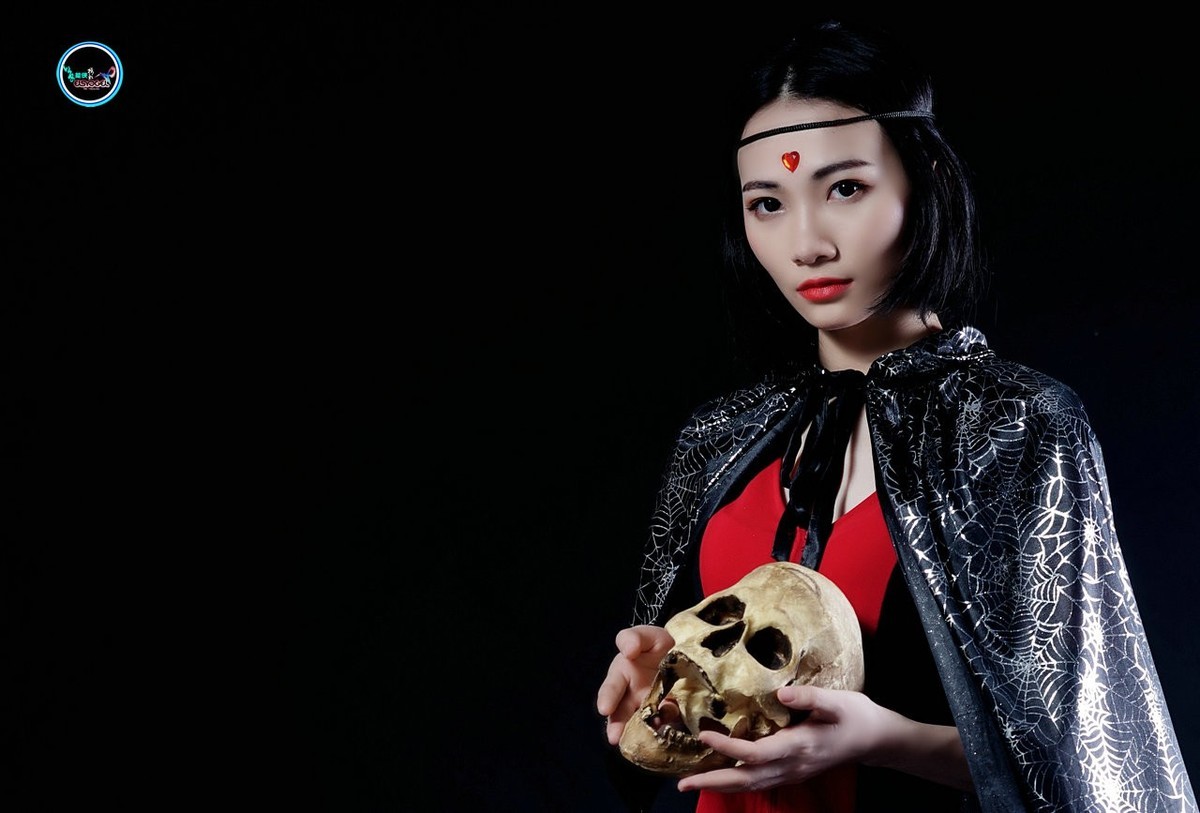 美女与骷髅头莹儒