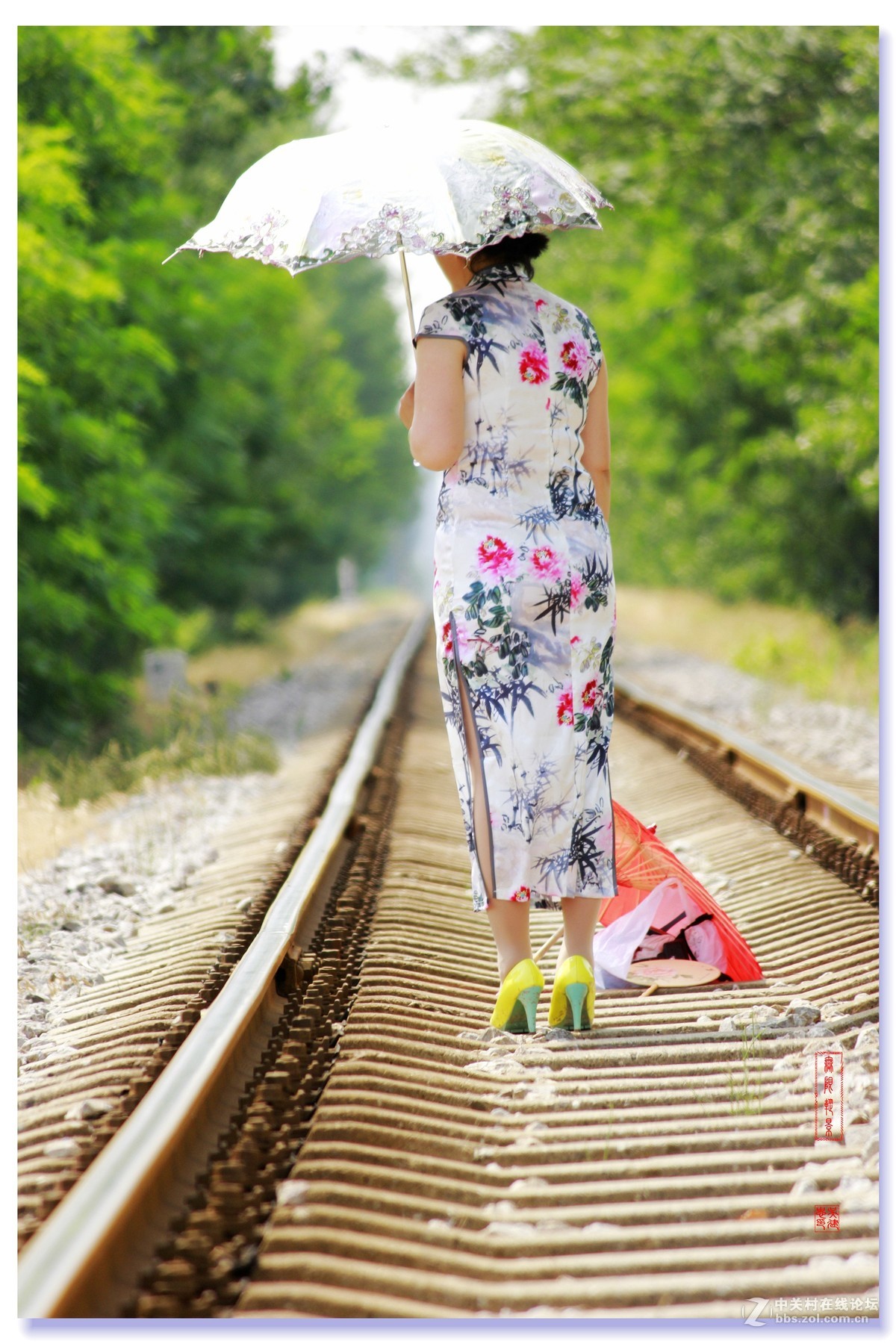 #佳能月赛-人与自然#--铁路旗袍人像