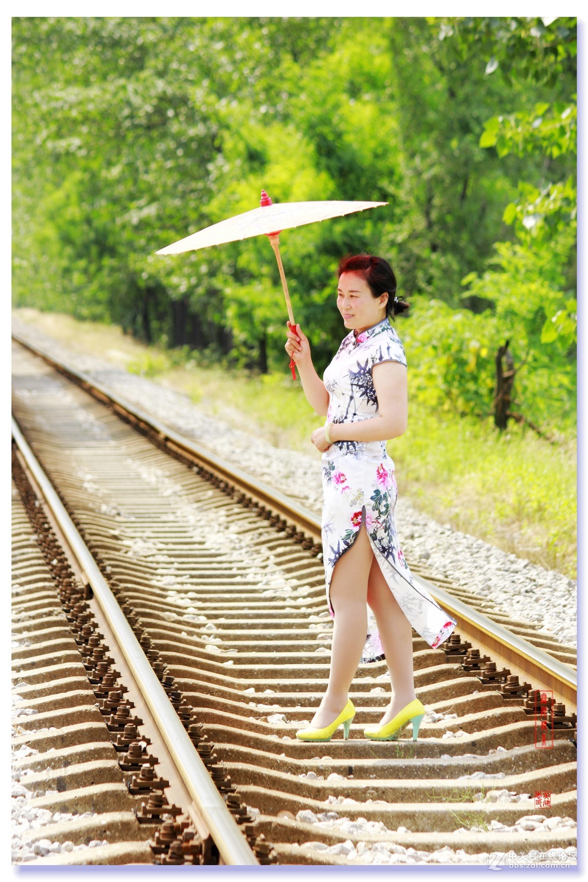 #佳能月赛-人与自然#--铁路旗袍人像