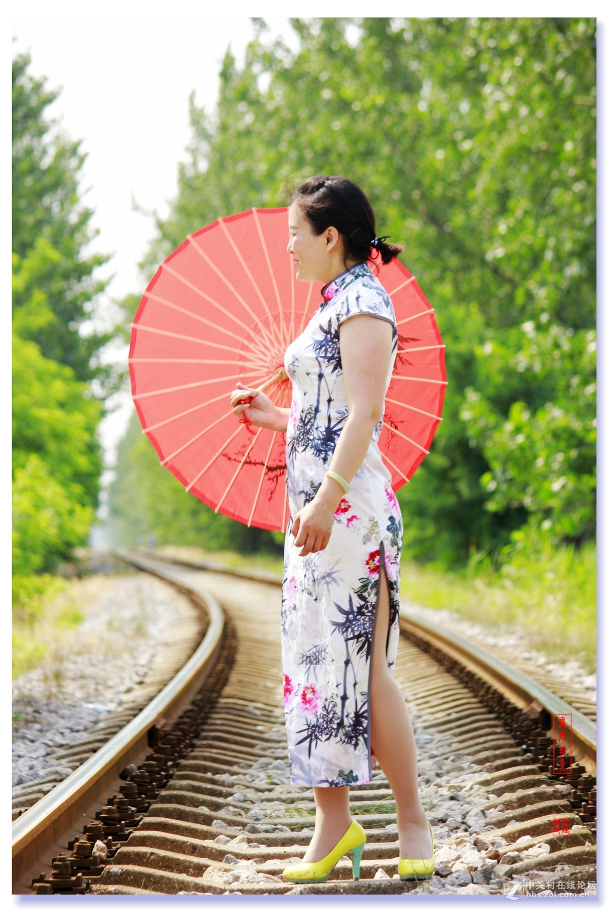 #佳能月赛-人与自然#--铁路旗袍人像