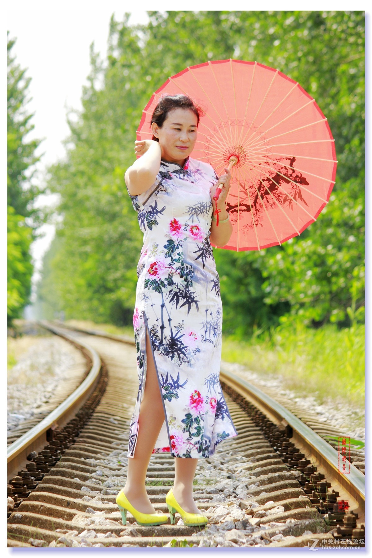 #佳能月赛-人与自然#--铁路旗袍人像