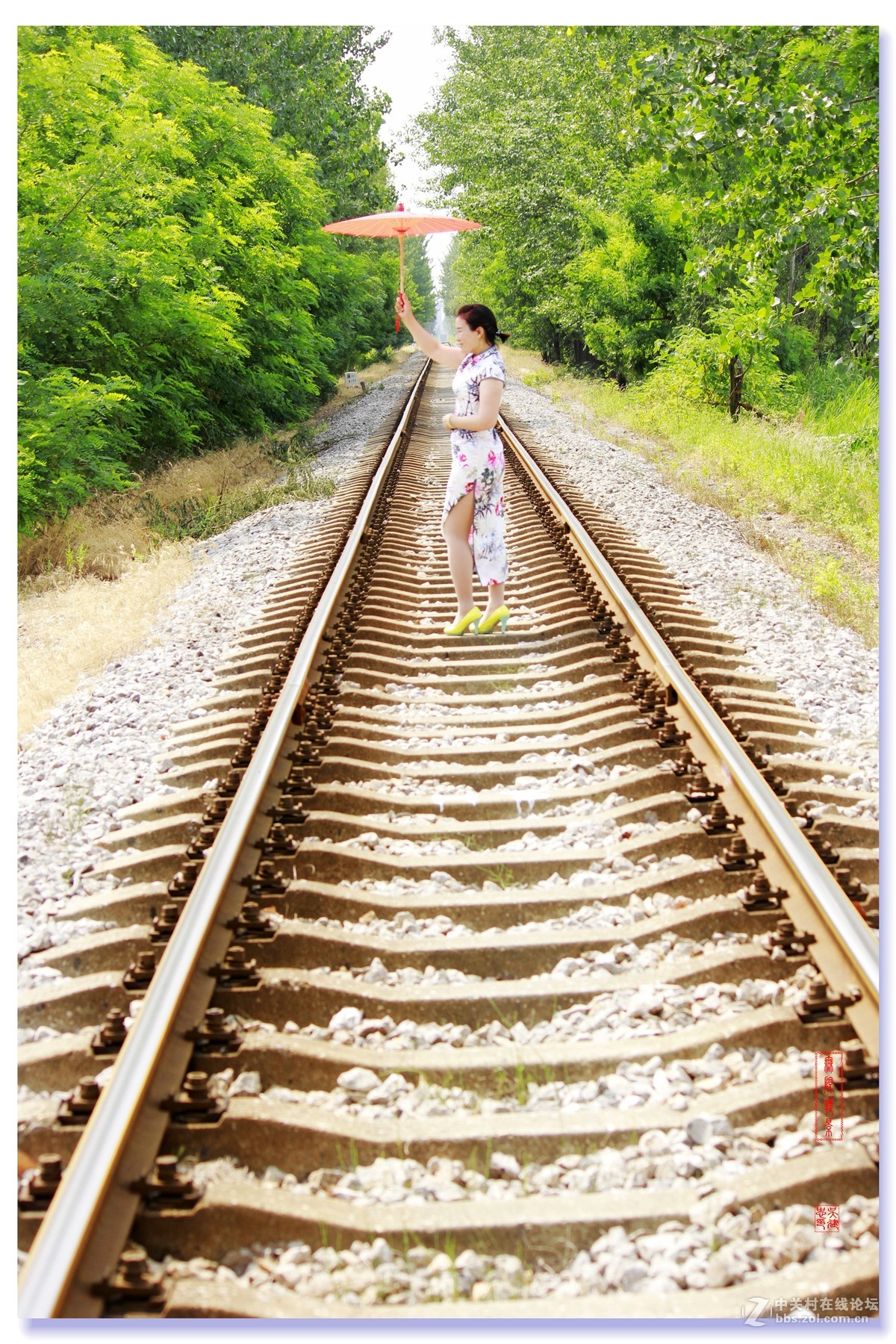 #佳能月赛-人与自然#--铁路旗袍人像