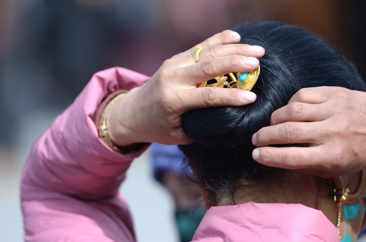 藏民族妇女盘发瞬间抓拍-中关村在线摄影论坛