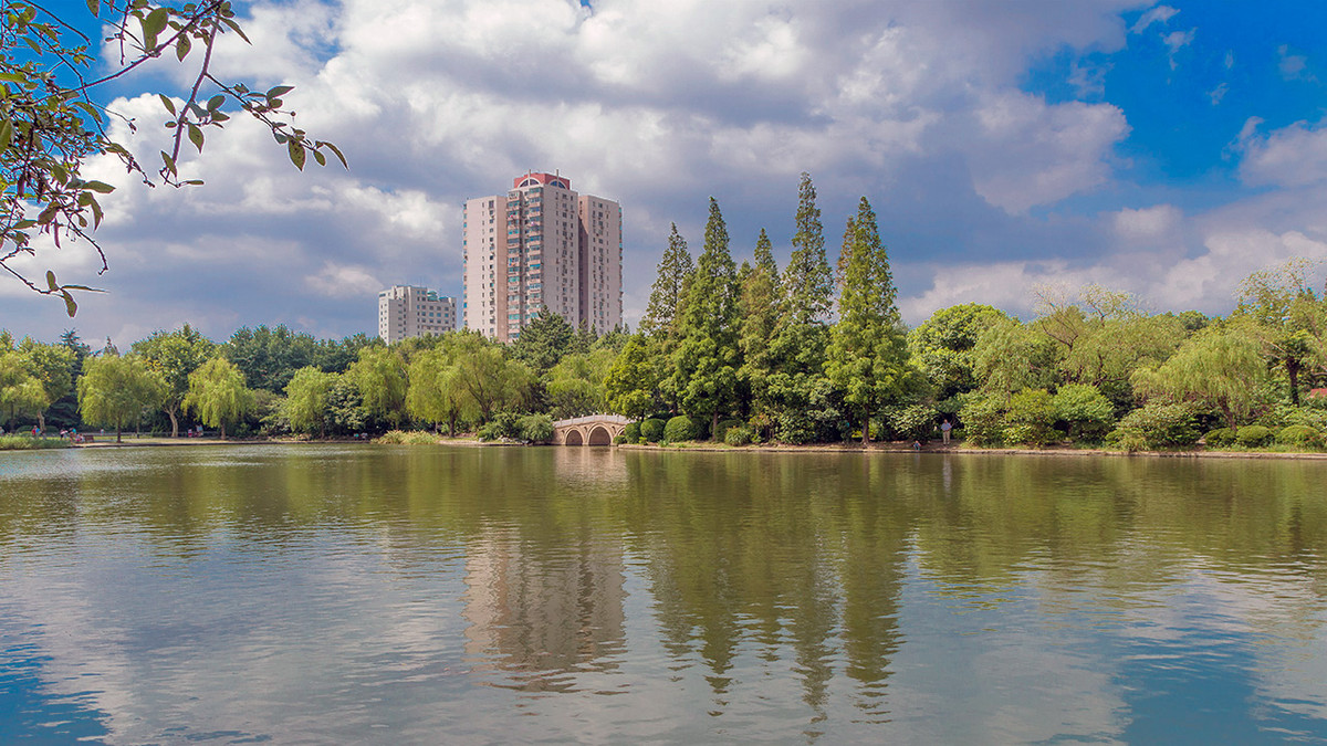 蓝蓝的天，静静的湖